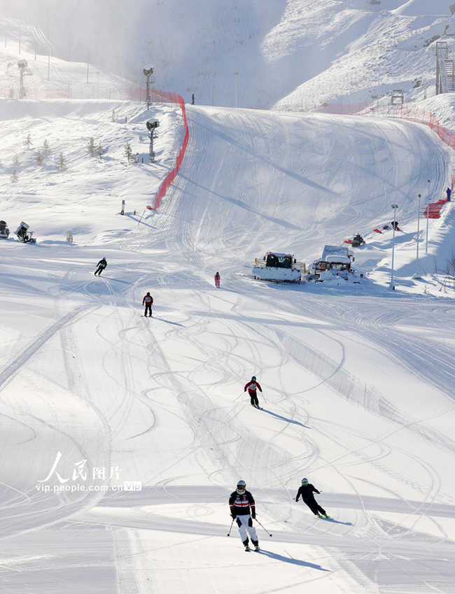 2022年12月3日，滑雪爱好者在位于新疆雪都阿勒泰的将军山国际滑雪度假区滑雪。
