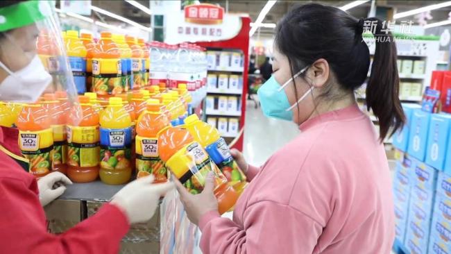 新华全媒+｜全国多地优化防控举措方便群众生活