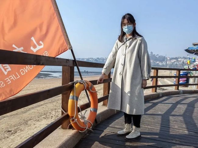 最美博士情侣下海拼死救回轻生女子，有爱情更有爱心