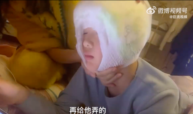 妈妈巧用尿不湿给高烧儿子降温