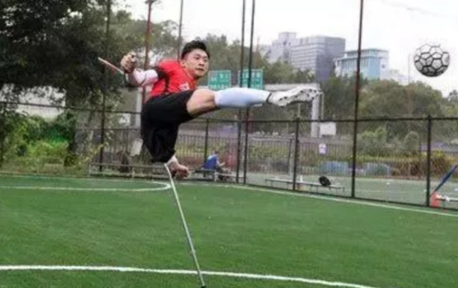 小伙用坏57副拐杖练就“独腿球王”