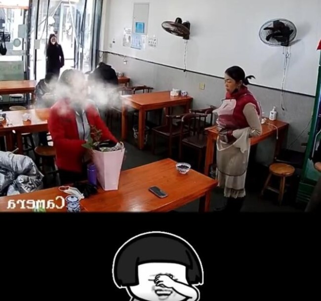 女子吃饭相中碗服务员一把薅出 网友：幸亏只是相中碗