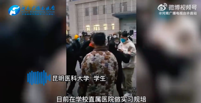 网传高校学生被保安锁喉带走
