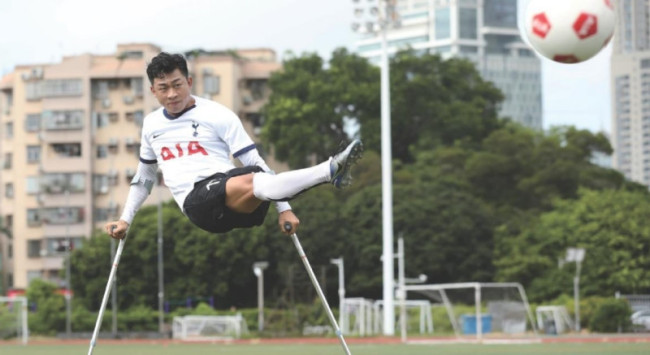 小伙用坏57副拐杖练就“独腿球王”