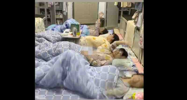 高校女生在宿舍自制大通铺