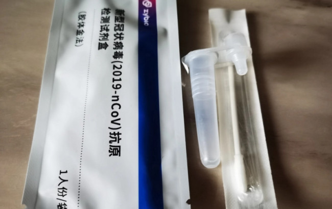 男子为节省抗原检测试剂自制混管