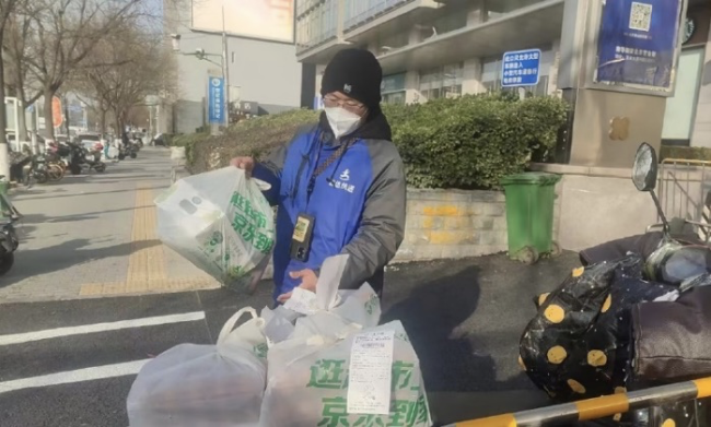 众“阳”之下北京等不到的骑手和快递 “援京”快递员增多