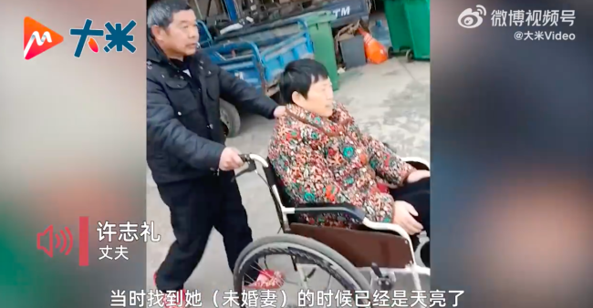 恋爱1个月女友瘫痪男友照顾她30年