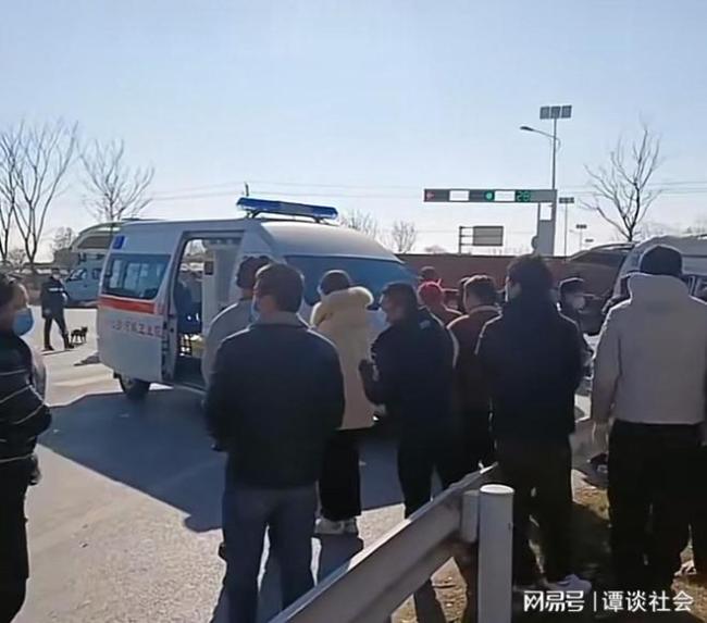 江苏徐州一救护车和大货车相撞，目击者：车身受损严重，现场惨烈
