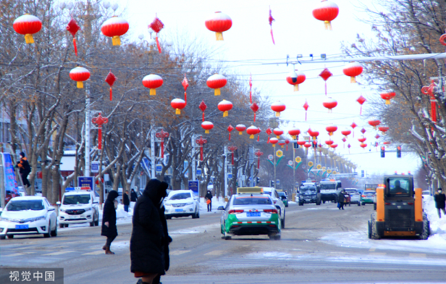 新疆塔城:大街小巷挂红灯笼 喜气洋洋迎新年