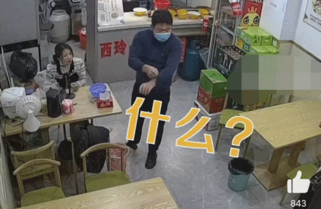 老板请困难老人吃粉被质疑不送钱 老板：开店半年仍亏损