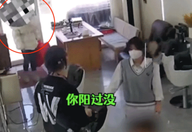 阴性女子去剪发被理发师劝走