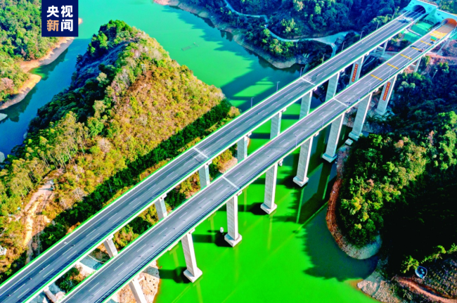 广西巴马至平果段高速公路正式建成通车