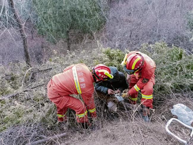 男子酒后爬山跌落山下被冻醒：借着酒劲翻越护栏爬野山