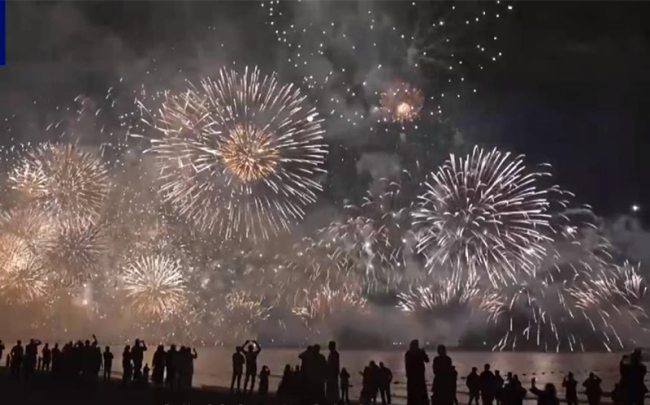 阿联酋新年无人机烟花表演点亮夜空 破两项吉尼斯纪录