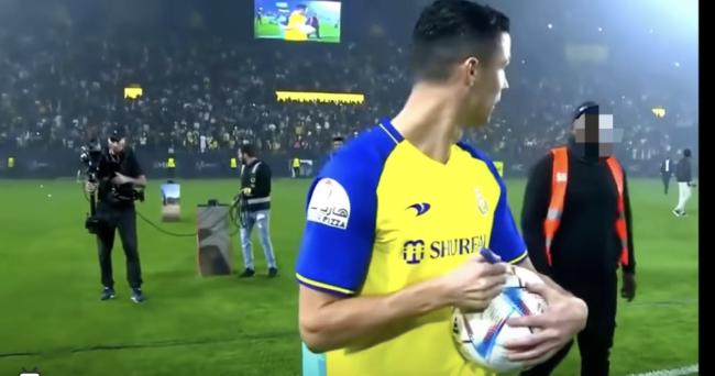 C罗在欢迎仪式上踢出多枚签名足球