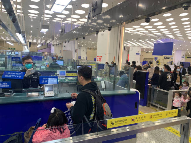 广东各地连接港澳口岸出入境客流量快速增长