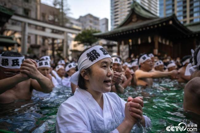 日本民众参加传统冰浴仪式为新年祈福