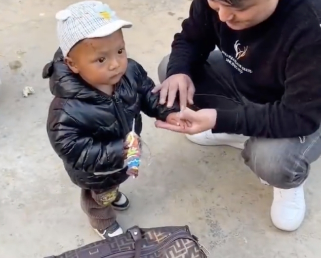 夫妻打工回家1岁半孩子满眼陌生