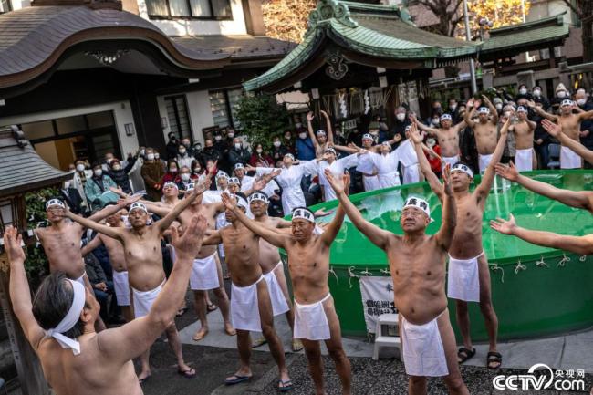 日本民众参加传统冰浴仪式为新年祈福