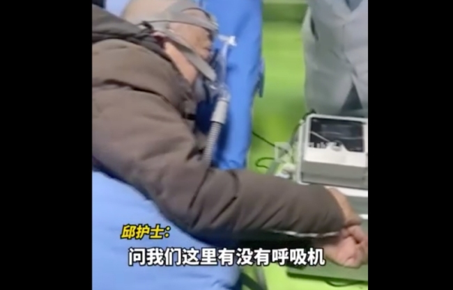 74岁患病老人躺病床上教医护人员使用呼吸机：老人自带呼吸机