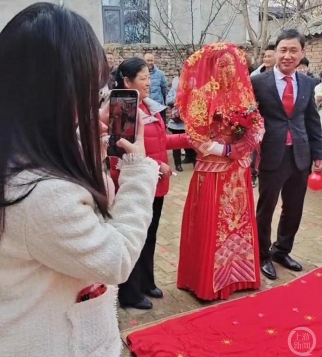 45岁女子带5个孩子嫁给初恋，曾被前夫家暴20年，离婚后幸运遇到初恋