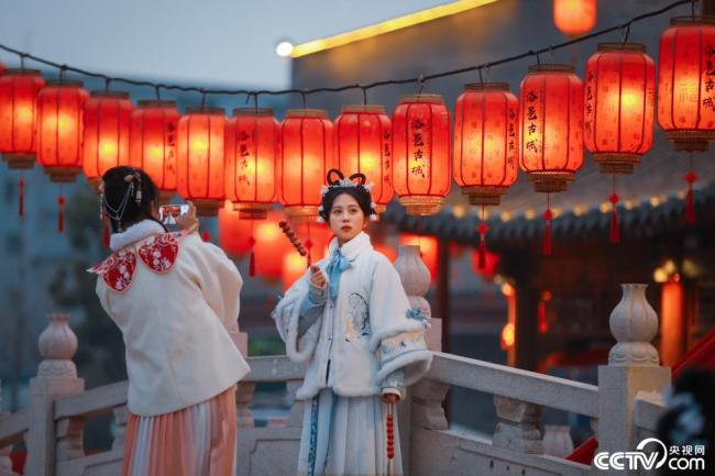 河南洛阳:游客身穿汉服漫步古城