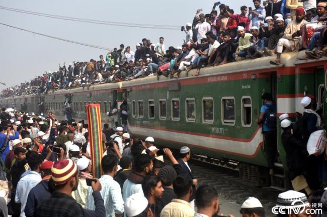 孟加拉国民众“爬火车”返乡 场面壮观