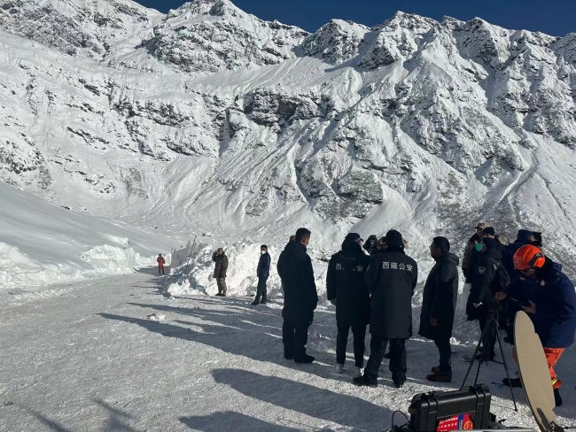 亲历者讲述西藏雪崩隧道现场：一大片雪‘咣’地砸下来，车子就被打翻了