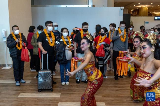 巴厘岛举行仪式欢迎2023年首个中国游客包机抵达