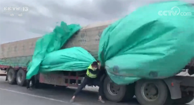 过年｜记者亲历新疆三十里风区15级大风下的道路救援