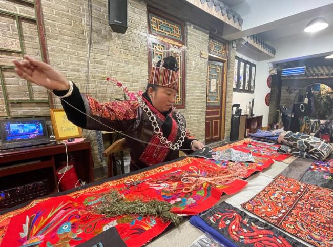 新春走基层｜贵州黔西：“一针一线”描绘锦绣新春