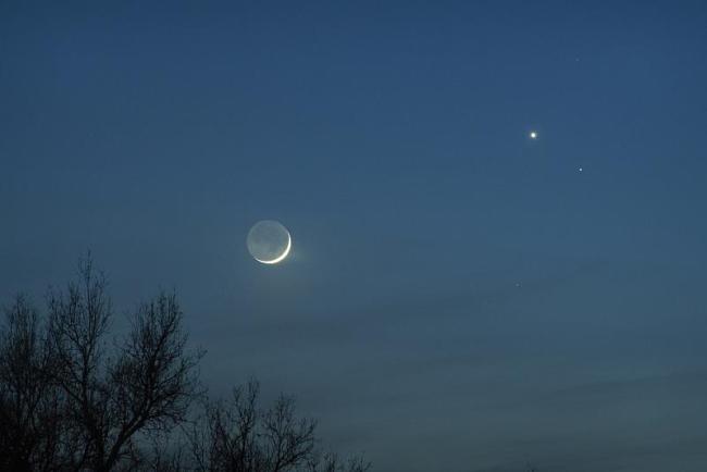 “月伴雙星”，美！