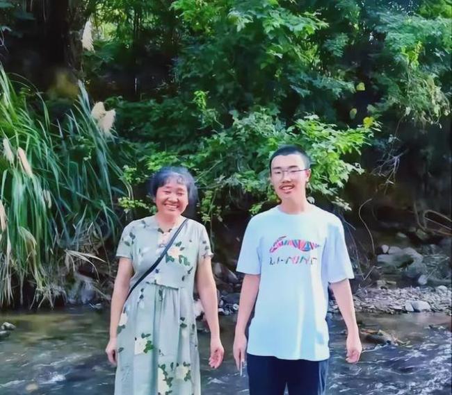 胡鑫宇案拐点出现: 代理游律师签保密协议退出, 以后不再谈论此事，家属签保密协议删除部分视频