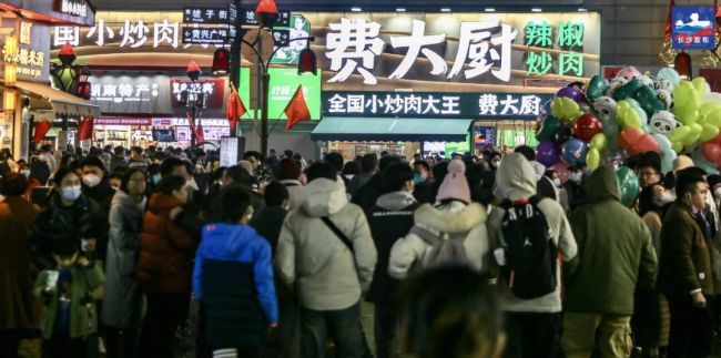 长沙游客吐槽网红店排队4538桌，一饭难求？网友灵魂感叹：全国人民都来长沙过年了吗？