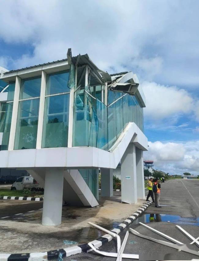 印尼载有125名乘客客机起飞途中撞上航站楼：机翼与航站楼均受损！