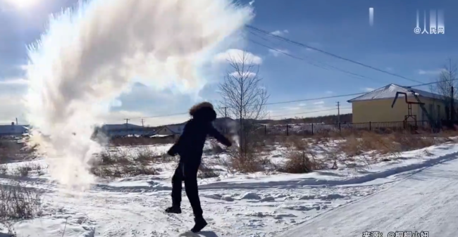 在东北玩"泼水成冰"变成云飘走了 东北的云都是自己动手做的吧