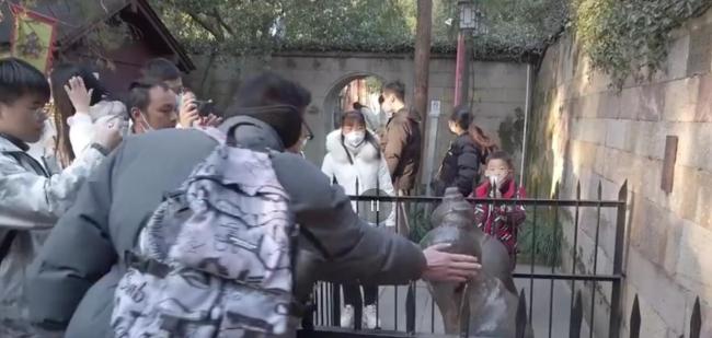 杭州岳庙秦桧像被砸烂9次,已经跪了500多年