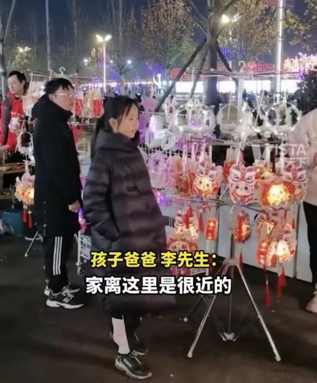 女孩寒假摆摊卖玩具半月赚万元 每天摆摊10多小时