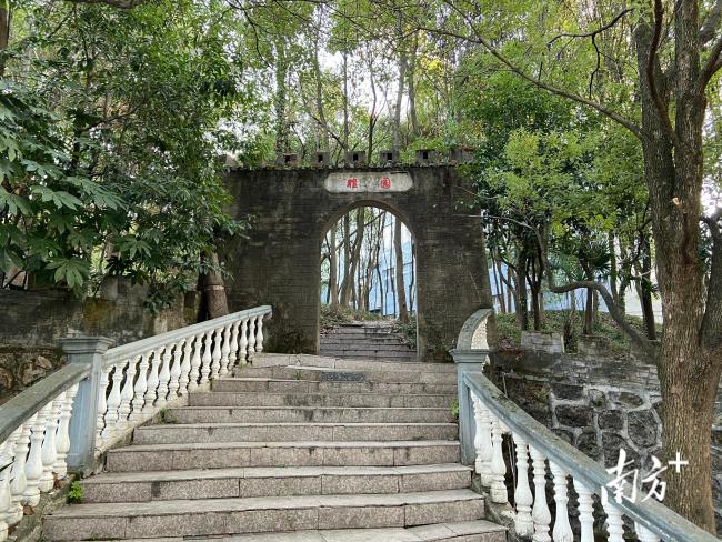胡鑫宇班级开班会，黑板上写着“珍爱生命注意安全”！