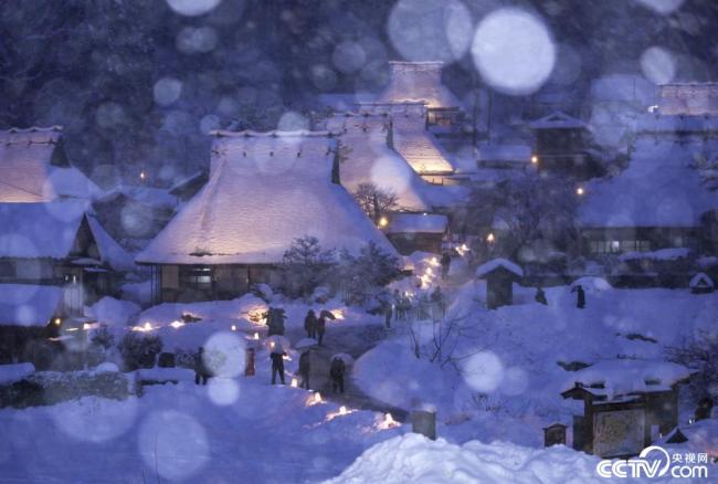 日本京都村落迎來雪燈節
