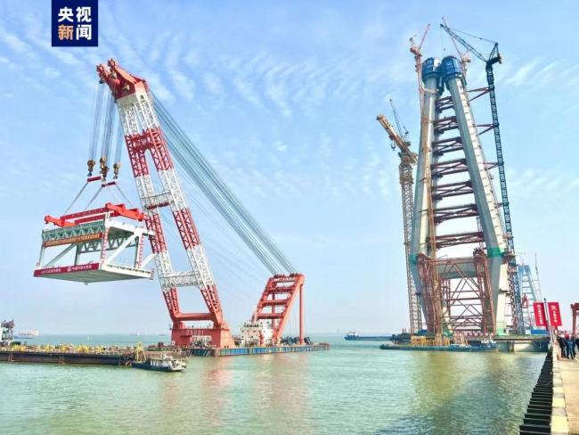 常泰長江大橋主航道橋首個大節段鋼梁順利吊裝