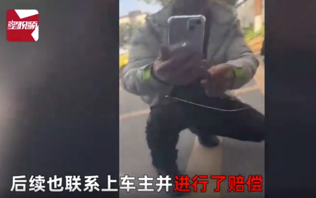 孩子刮花路边车辆 父亲制止并赔偿，教会小孩子犯错要承担责任 车主举动暖心