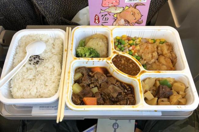 走了很久才来到乘客面前的盒饭，色香味俱失 / Wikipedia Commons