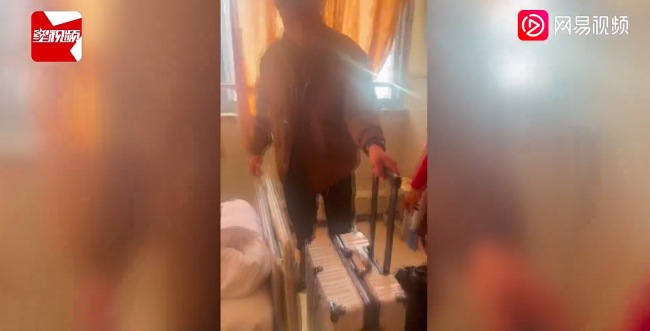 妻子手术还没醒，丈夫要回部队复命，不舍抚摸妻子要妈妈替他擦泪