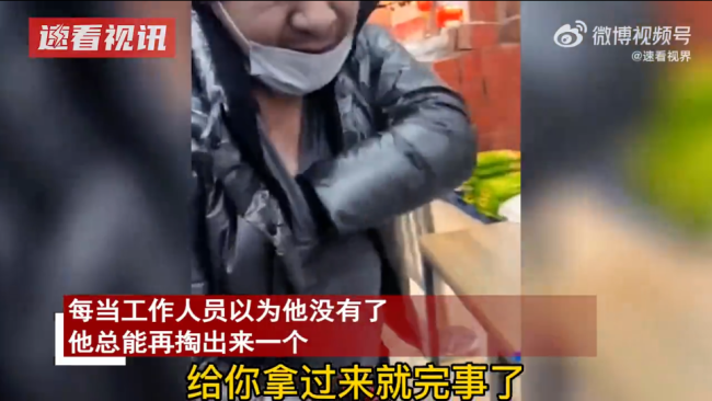 男子超市偷拿被抓 掏赃物惊呆众人：现场变魔术“刘谦”看了都得沉默