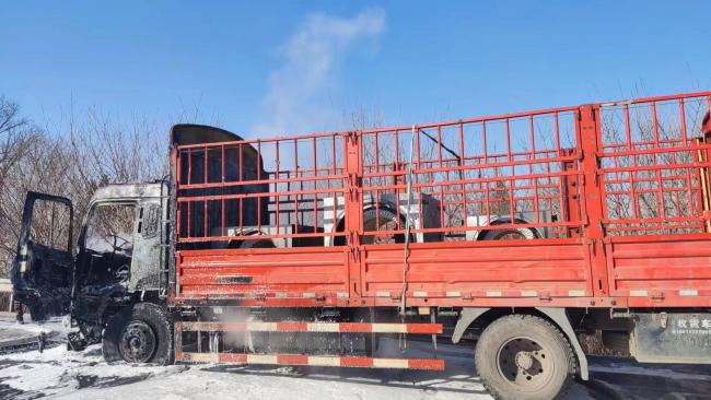 车头被烧成铁架子！京港澳高速一货车突然起火，现场惨烈