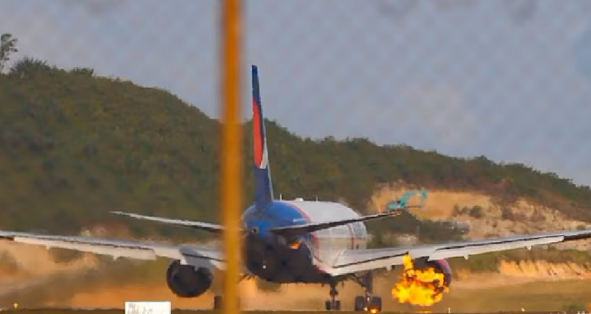 俄罗斯一架飞机起飞时起火：轮胎爆炸引擎喷火