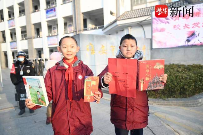 小学生背满江红获寒假作业免检红包：学生排队背《满江红》