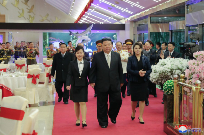 现场！金正恩与女儿手牵手出席建军节庆祝宴会 合影照片曝光